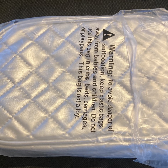 NWOT ⭐️SKINN 💫Cosmetics Limited Edition Quilted Silver Cosmetic Bag - Picture 4 of 6